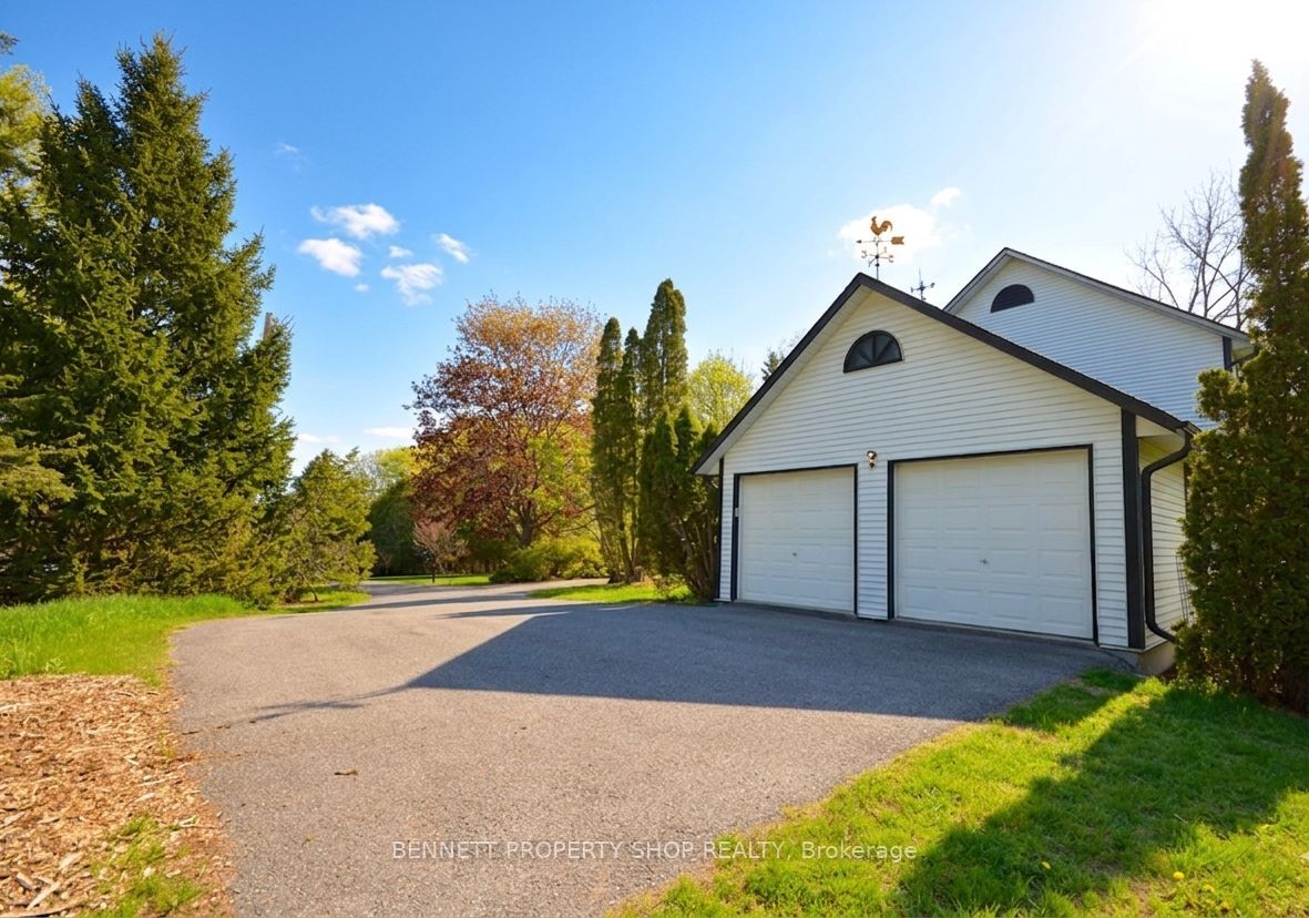 5696 Manotick Main Street