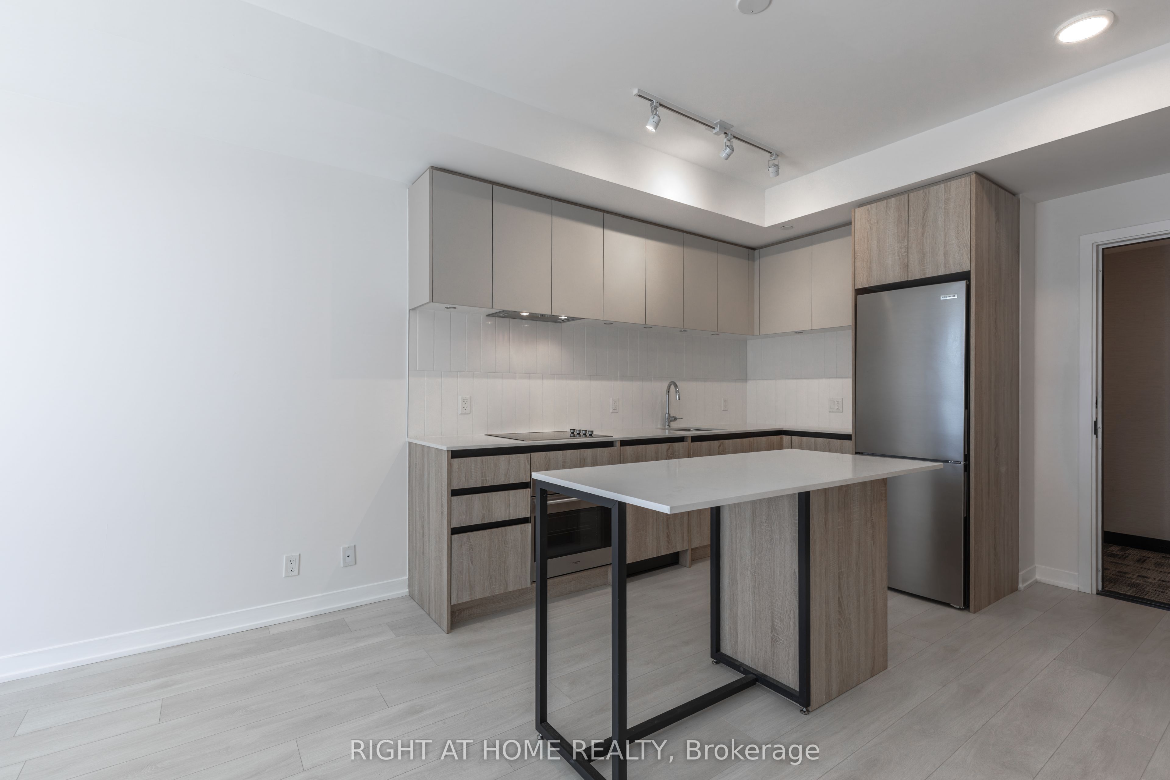 7950 Bathurst Street 320