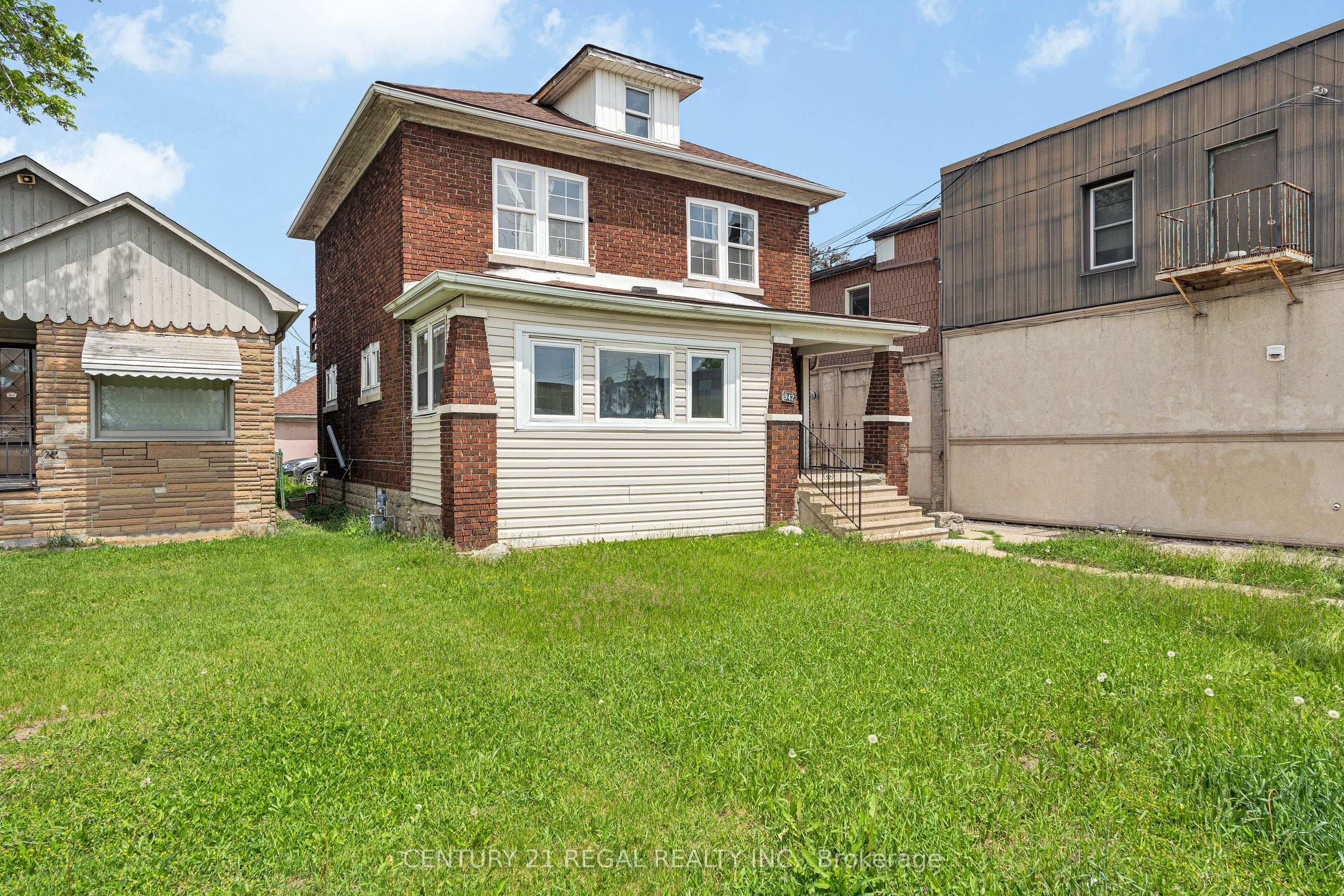 942 Tecumseh Road E