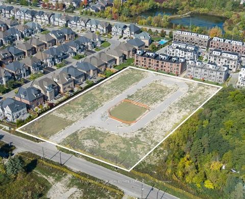 40-60 Harris Avenue Richmond Hill ON L4E 3M2