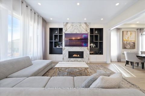 7 Maple Fields Circle Aurora ON L4G 3X6