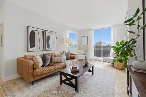 1071 Woodbine Avenue 306 Toronto E03 ON M4C 4C2