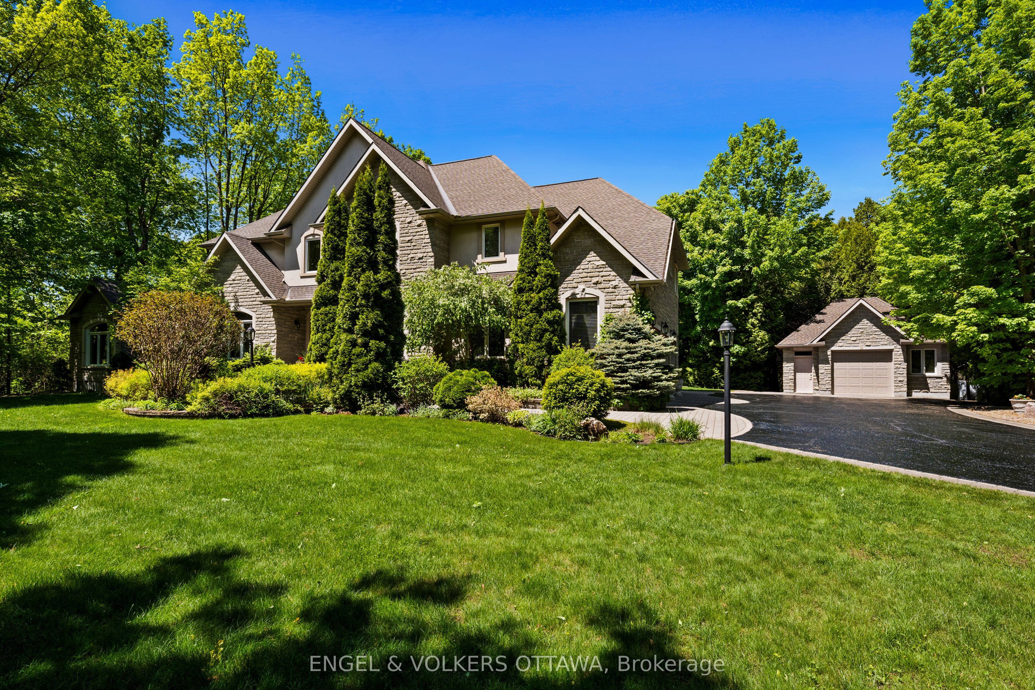 6005 Earlscourt Crescent