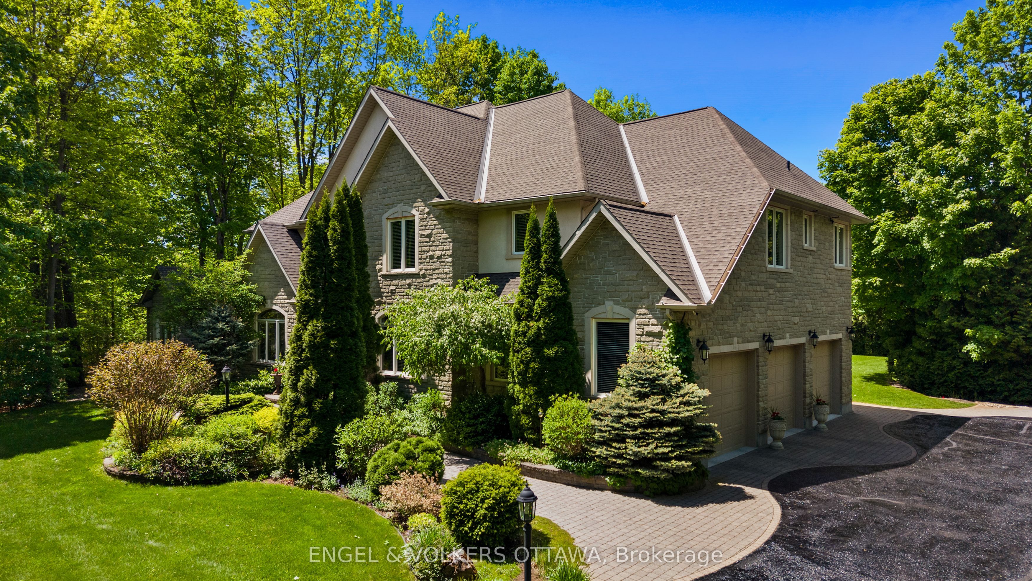 6005 Earlscourt Crescent