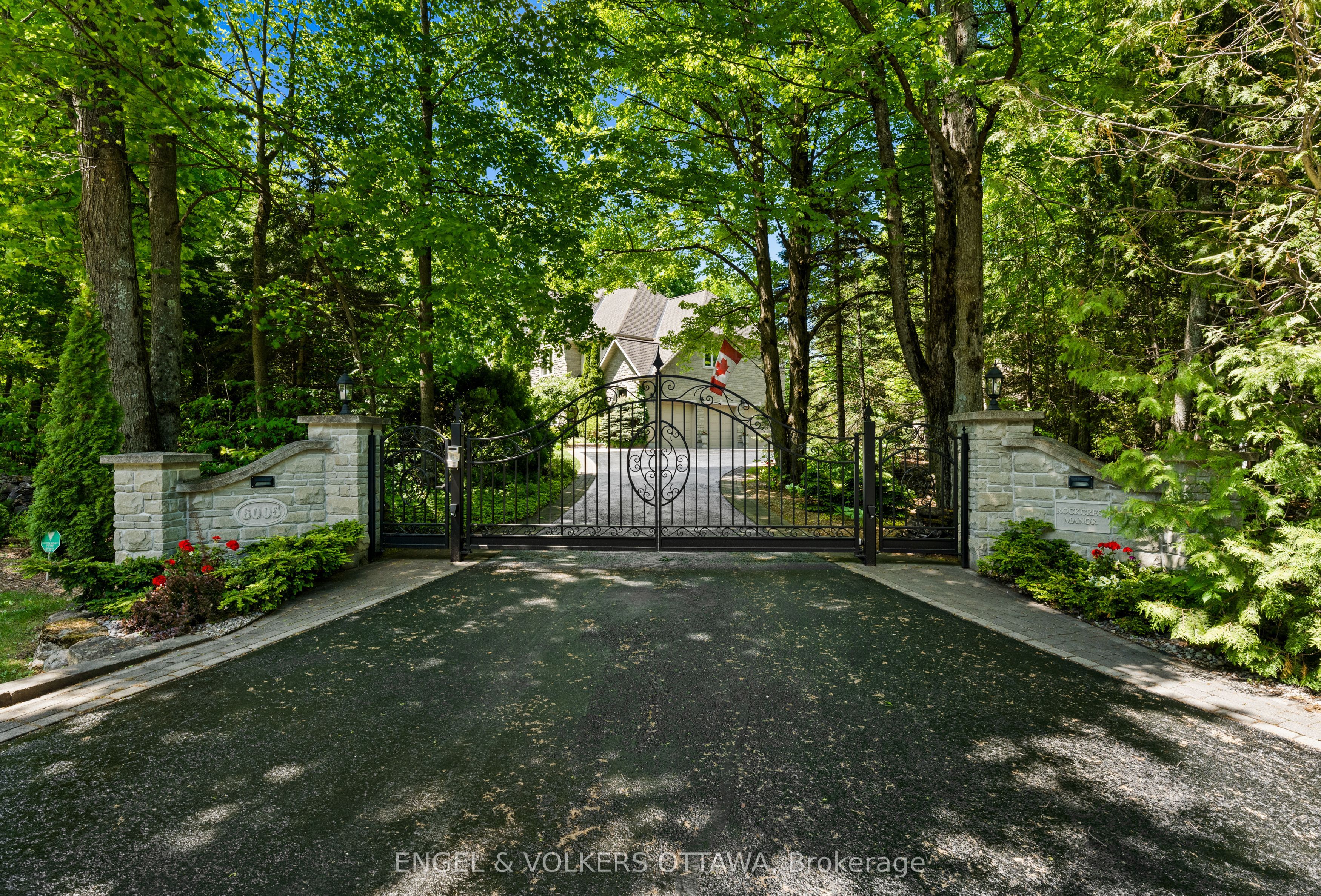 6005 Earlscourt Crescent