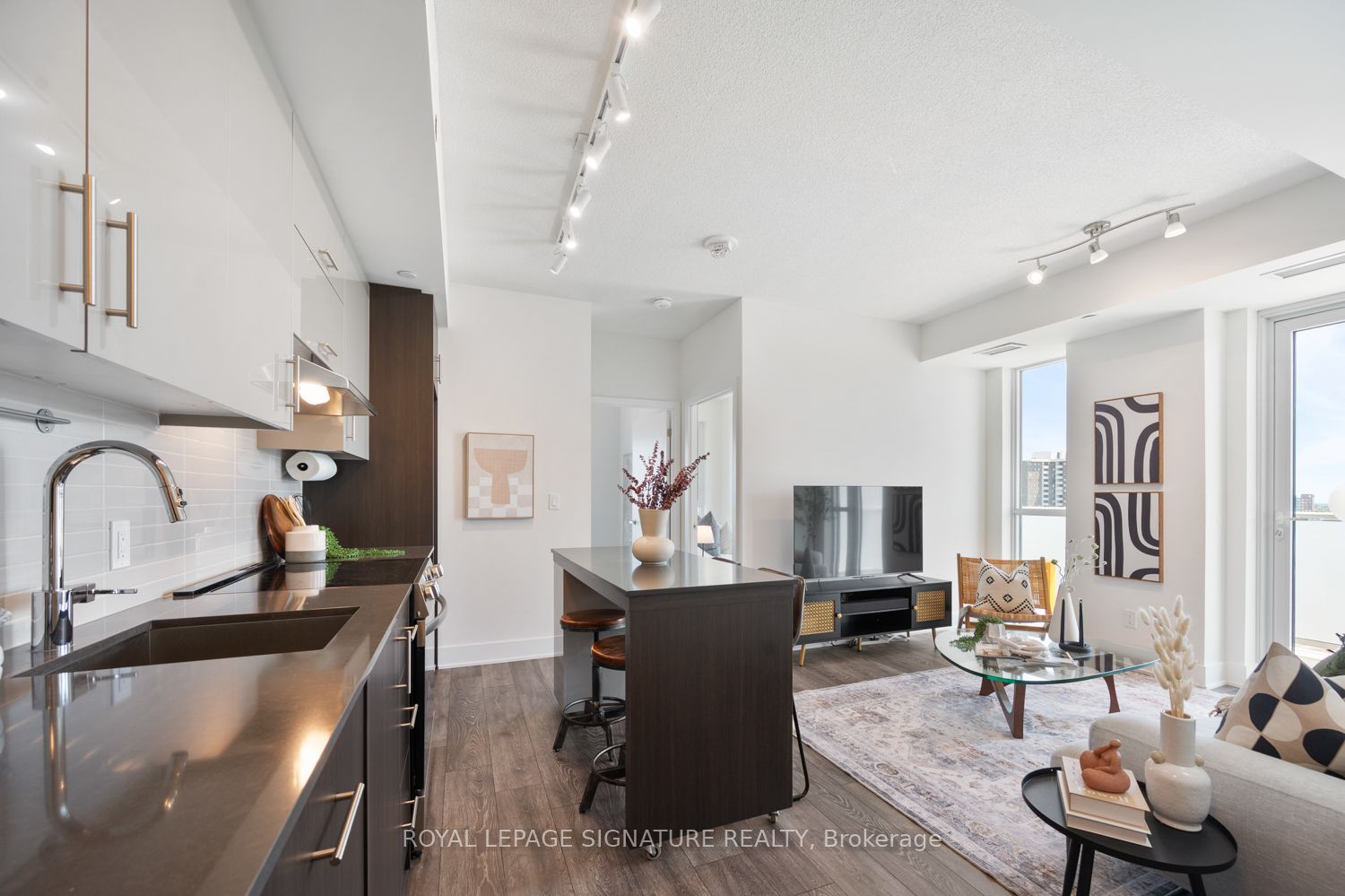 188 Fairview Mall Drive E 1611