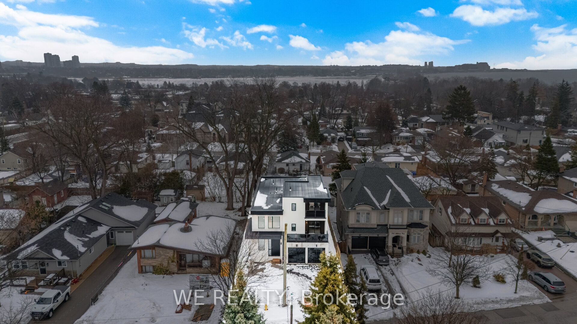711 Hillview Crescent
