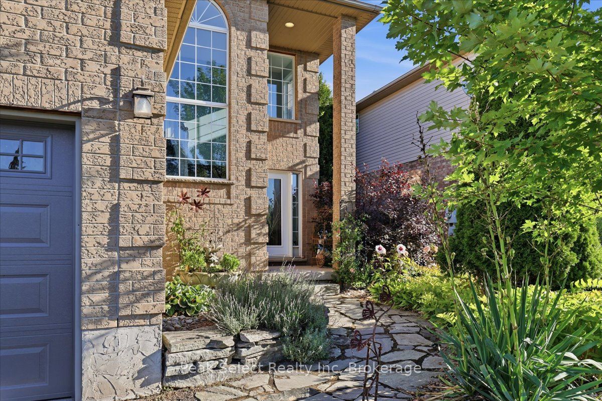 180 Ridgewood Crescent