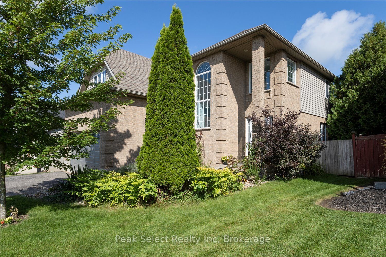 180 Ridgewood Crescent