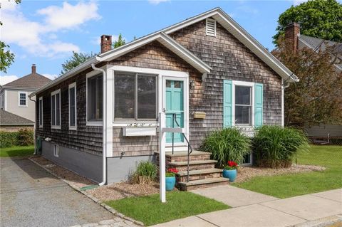 10 Curry Avenue, Newport, RI 02840 - MLS#: 1385369