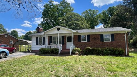 Homes For Sale - 2819 Cedar Springs Drive<br/> Spartanburg, SC 29307