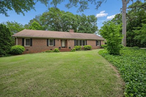 Homes For Sale - 711 Fernwood Dr Drive<br/> Spartanburg, SC 29302