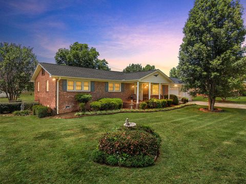 Homes For Sale - 2016 Evergreen Drive<br/> Boiling Springs, SC 29316