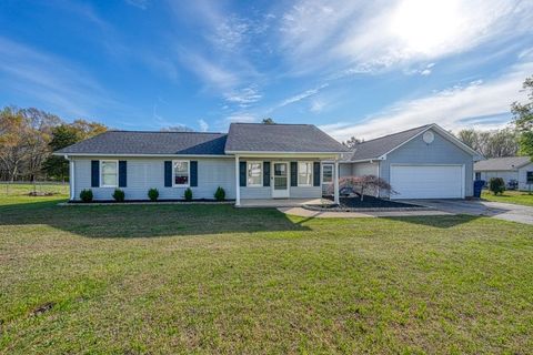 Homes For Sale - 102 Stoneledge Drive<br/> Woodruff, SC 29388