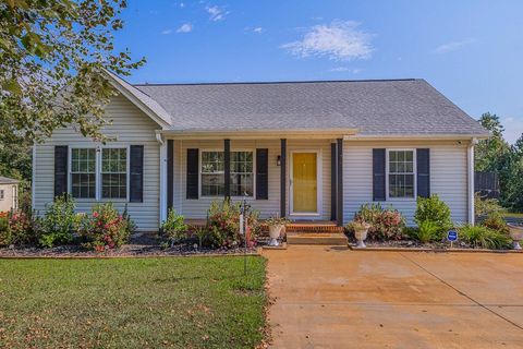 Homes For Sale - 25 Natalie Court<br/> Greer, SC 29651