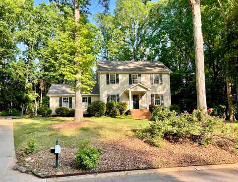 Homes For Sale - 810 Somerset Place<br/> Spartanburg, SC 29301