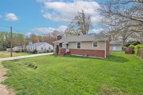 Homes For Sale - 12 N Acres Drive<br/> Greenville, SC 29609