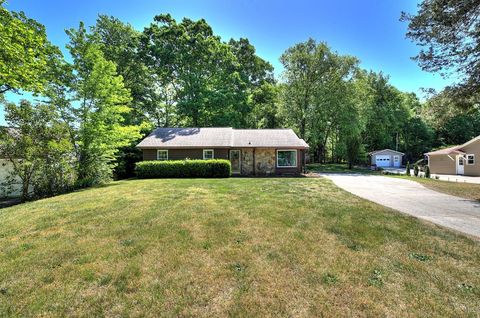 Homes For Sale - 8 Rising Sun Court<br/> Taylors, SC 29687