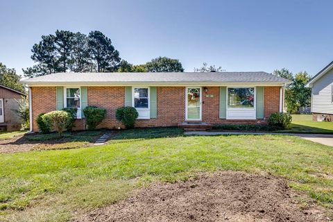 Homes For Sale - 18 Sunrise Drive<br/> Taylors, SC 29687