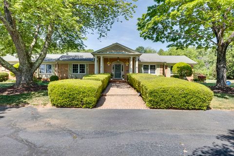 Homes For Sale - 136 Club Drive<br/> Simpsonville, SC 29681