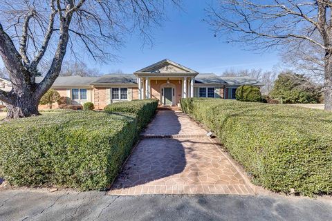 Homes For Sale - 136 Club Drive<br/> Simpsonville, SC 29681