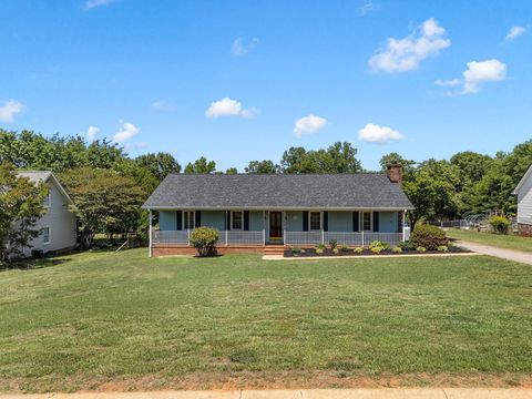 Homes For Sale - 138 Parris Ridge Drive<br/> Boiling Springs, SC 29316