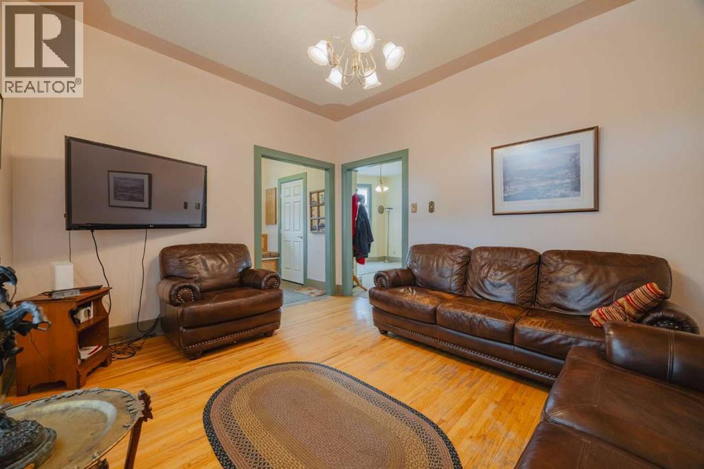 15 Elma Street W