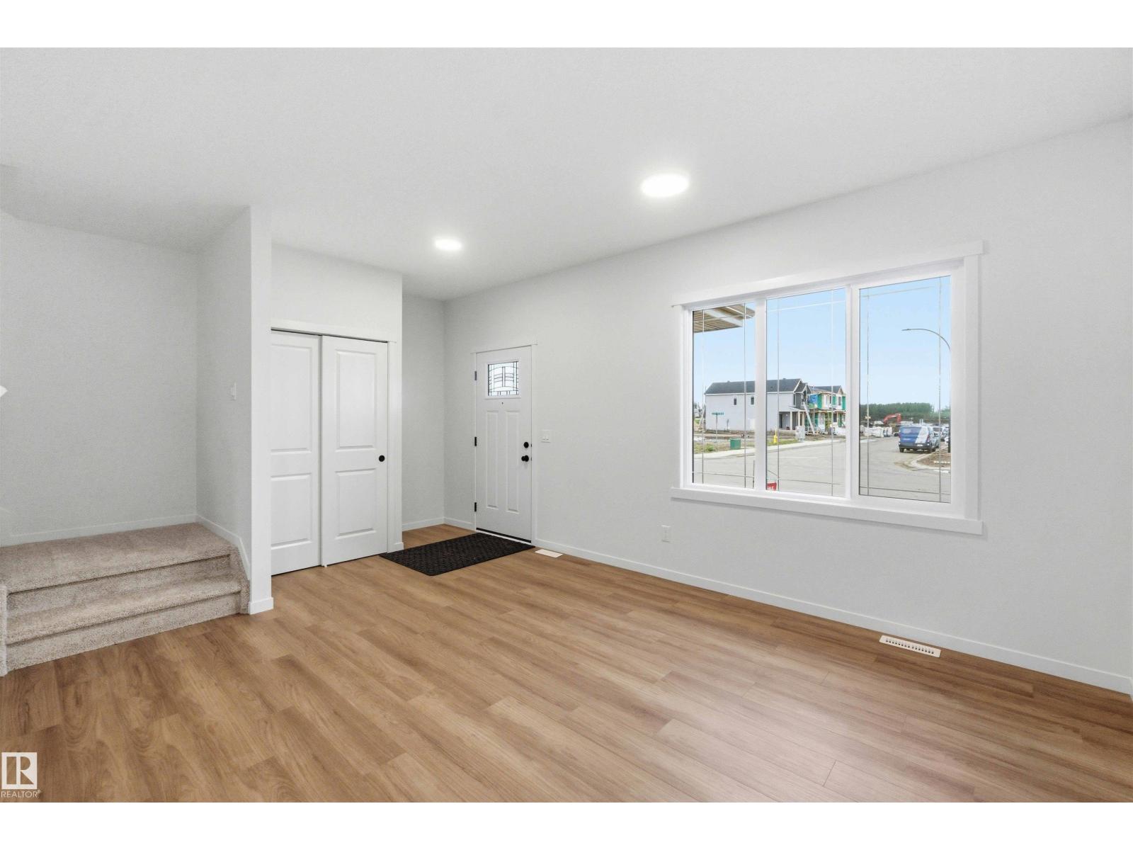 1084 MCLEOD AV