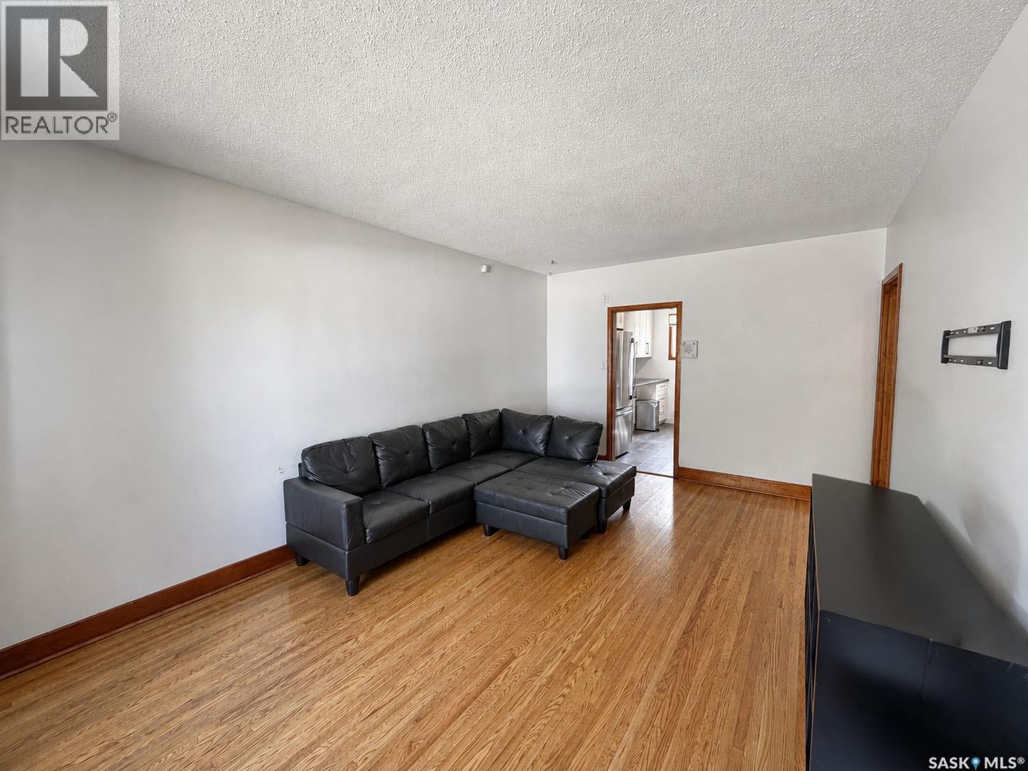 537 10th STREET E