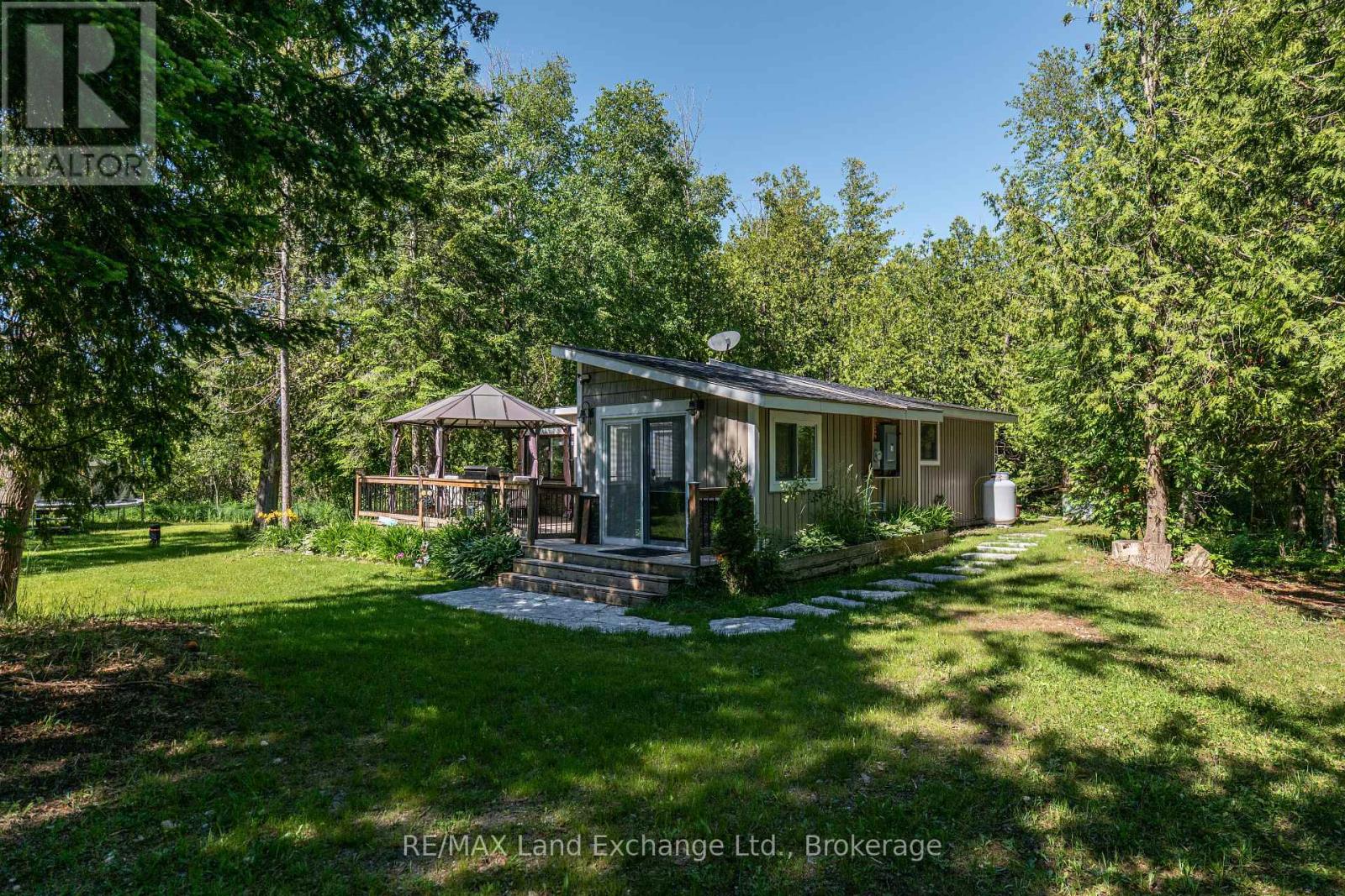 18 HICKS LANE N