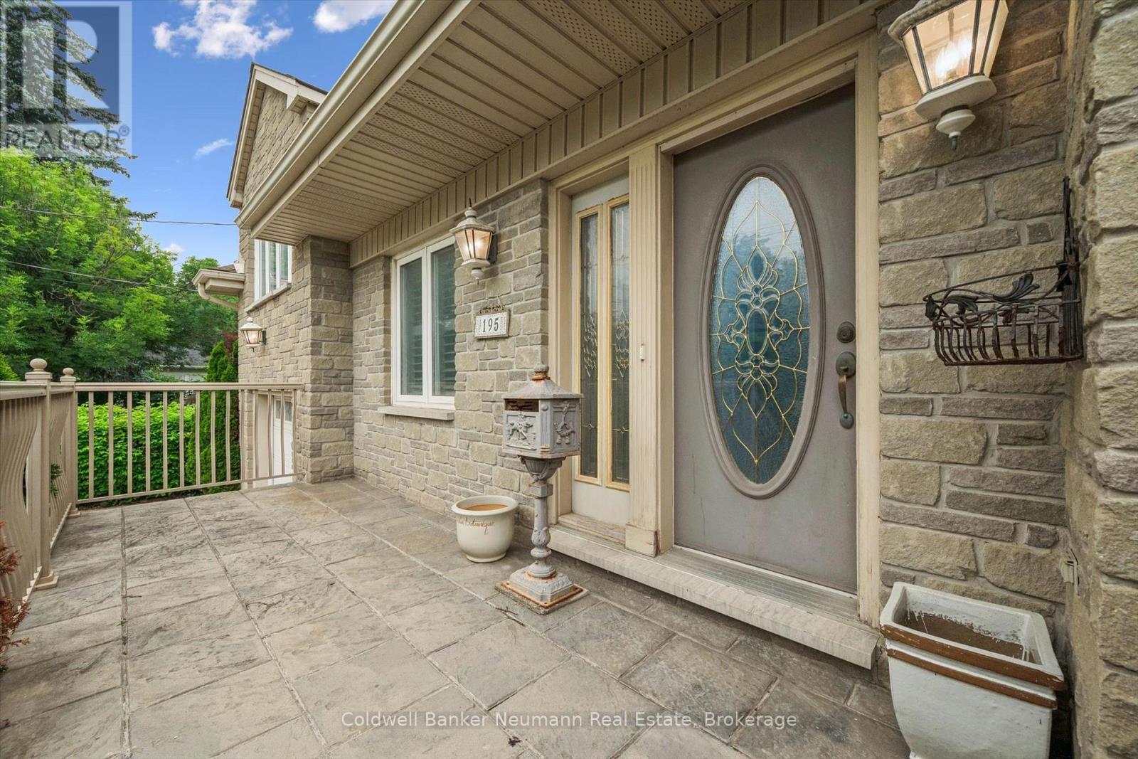 195 VICTORIA ROAD N