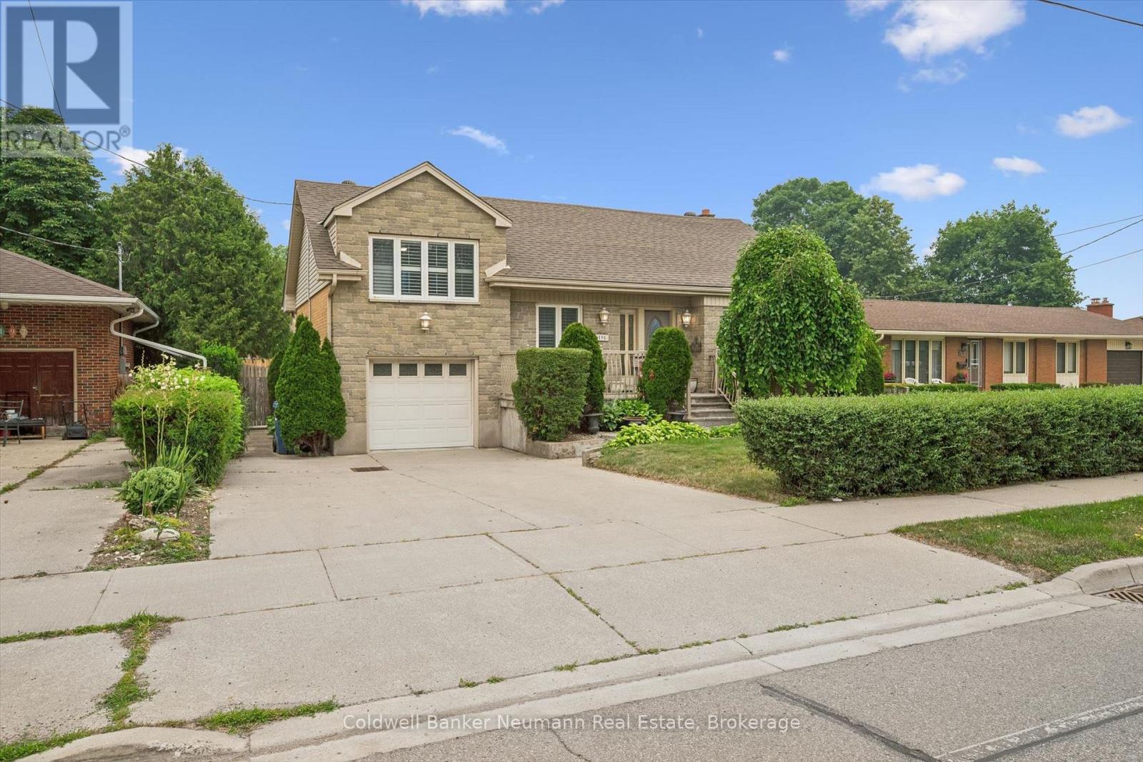 195 VICTORIA ROAD N