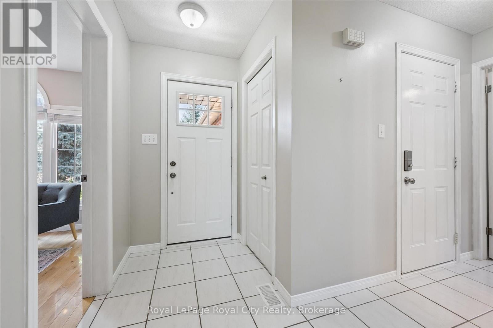 27 OAKRIDGE CRESCENT
