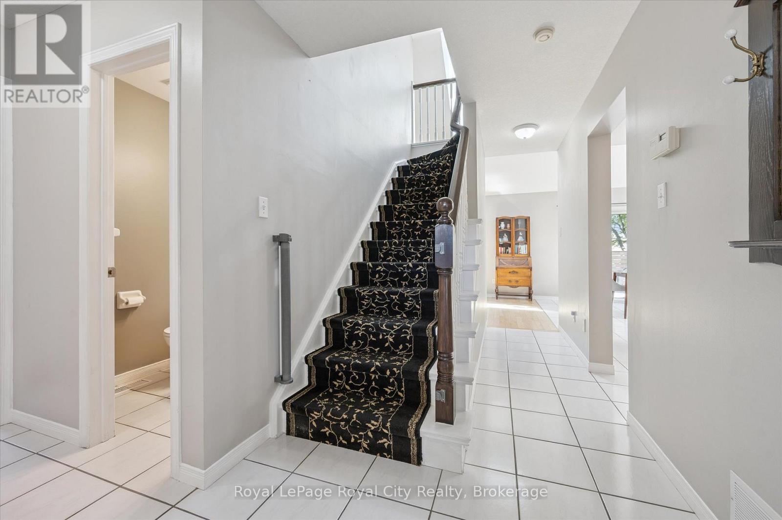 27 OAKRIDGE CRESCENT