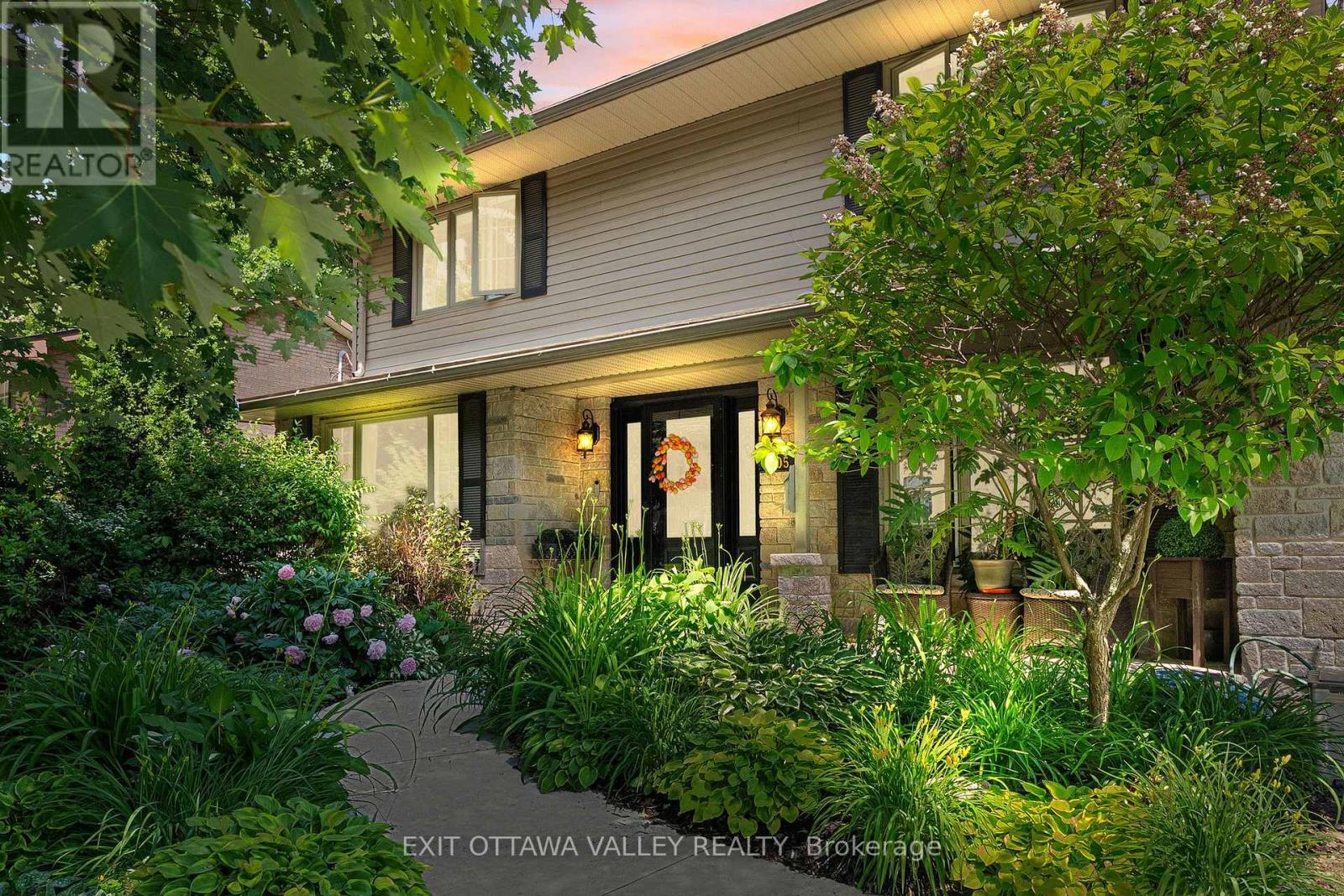 605 ELIZABETH STREET - Photo 2