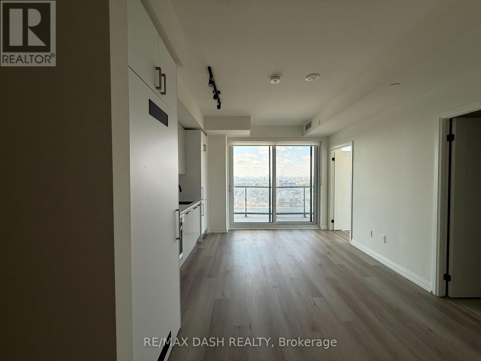 3111 - 280 DUNDAS STREET W