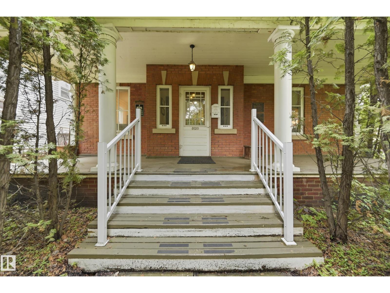 8520 104 ST NW