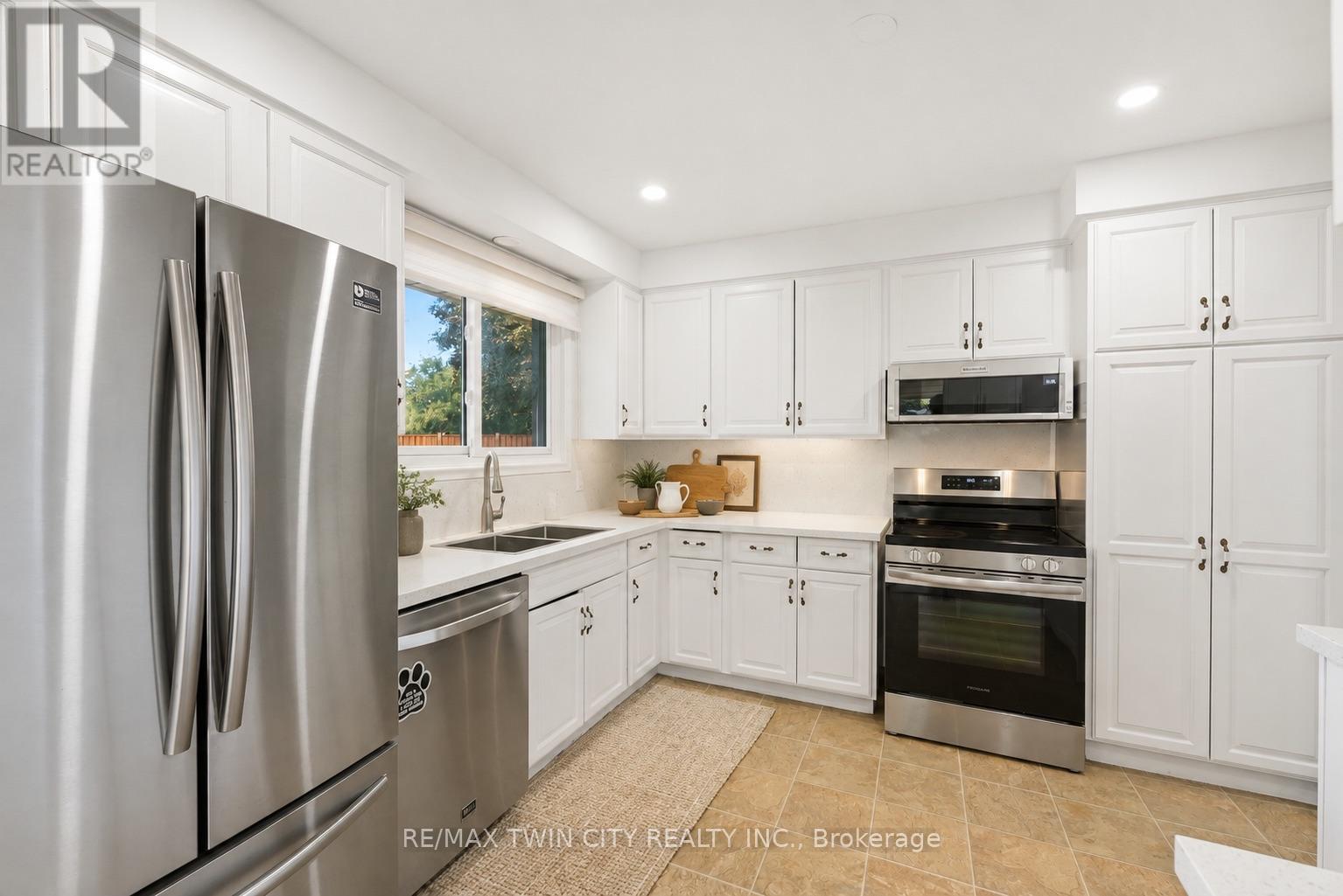 UPPER LEVEL - 58 TUPPER CRESCENT