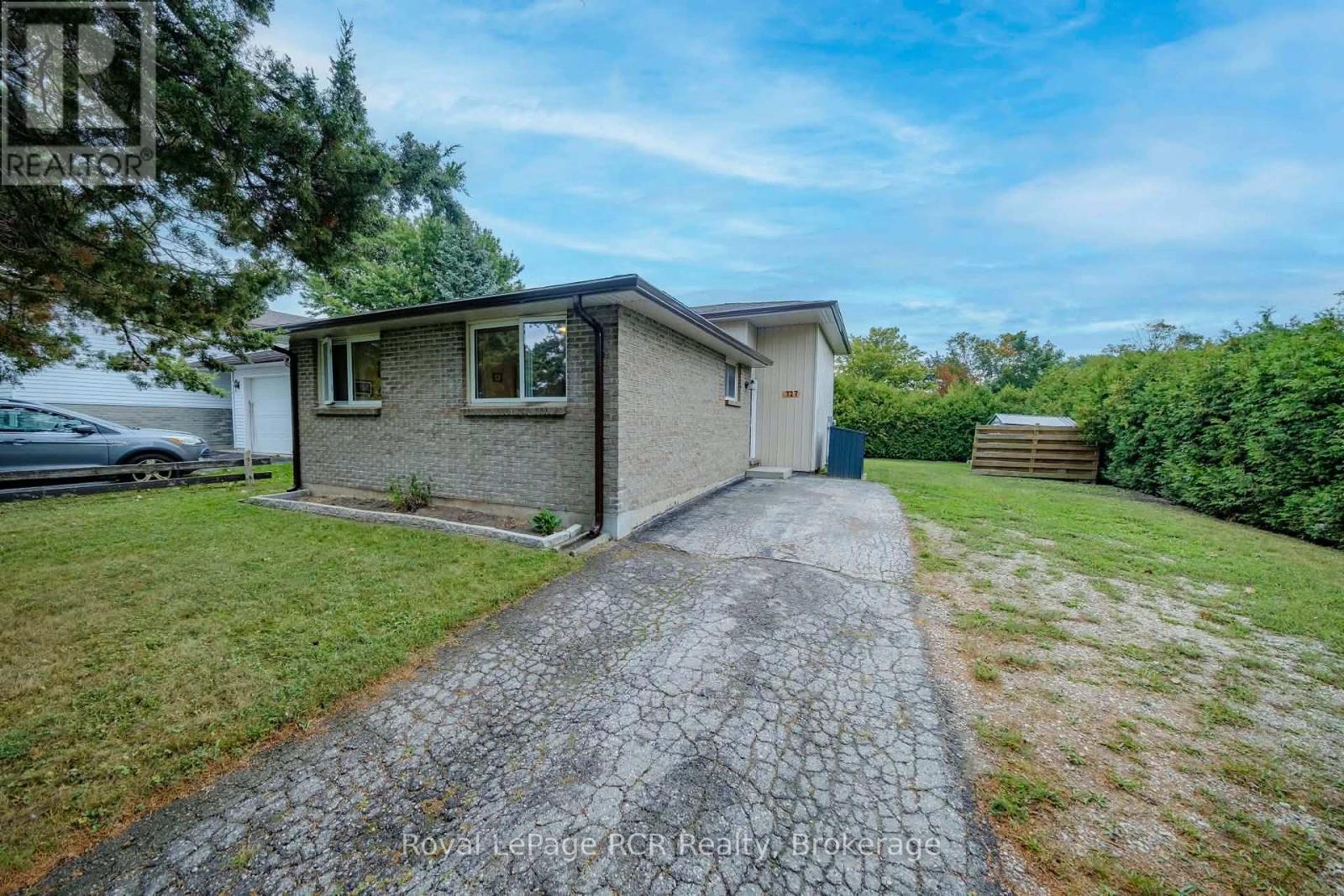 727 JOHNSTON CRESCENT