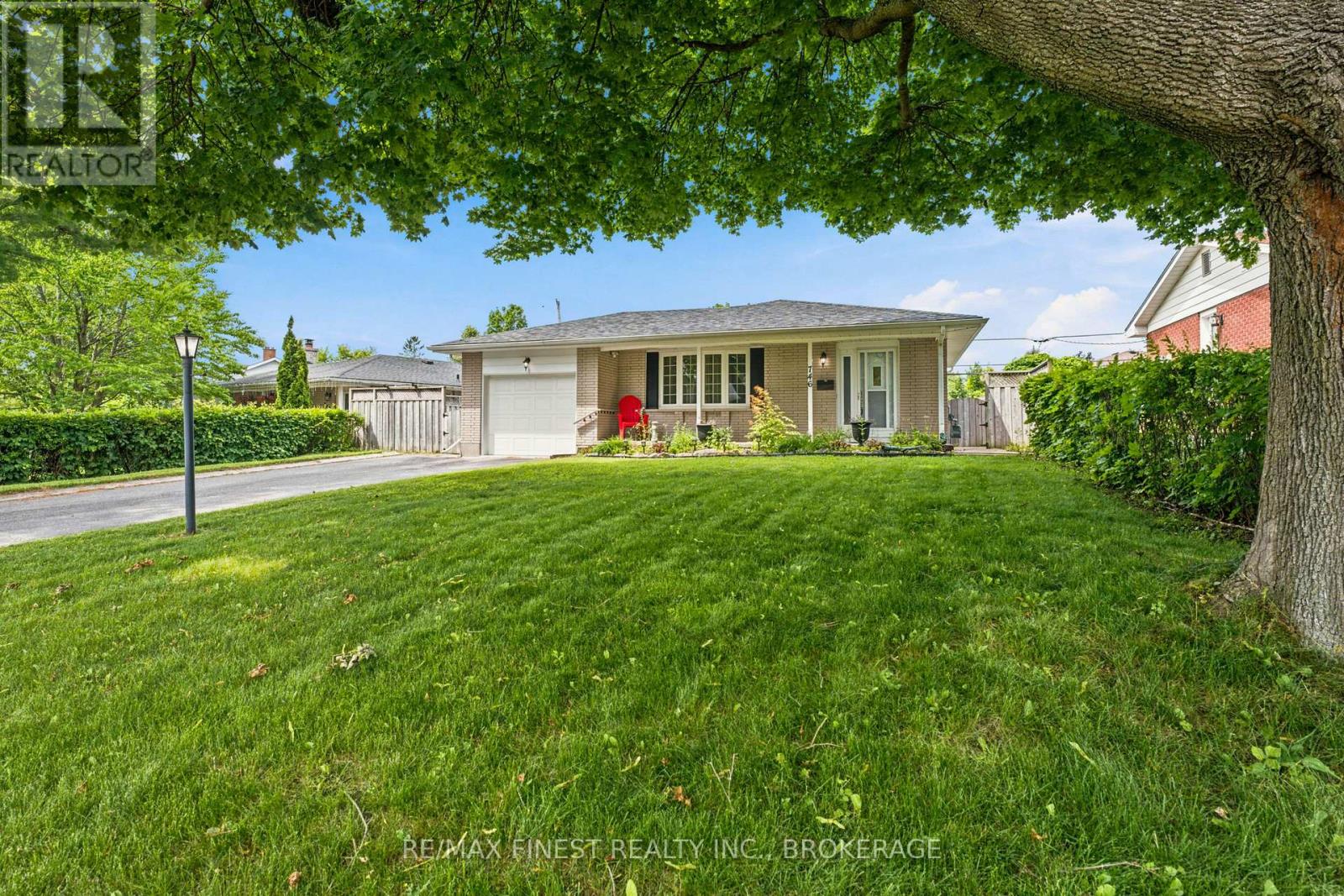 746 LAIDLAW CRESCENT