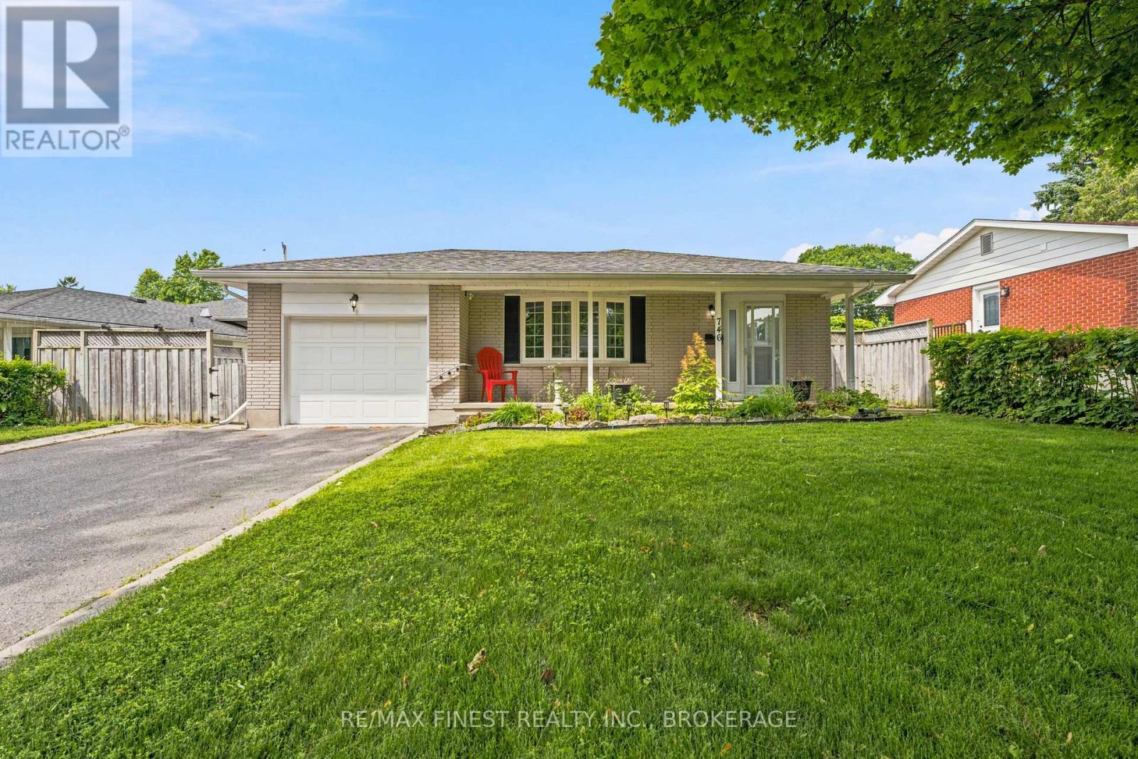 746 LAIDLAW CRESCENT