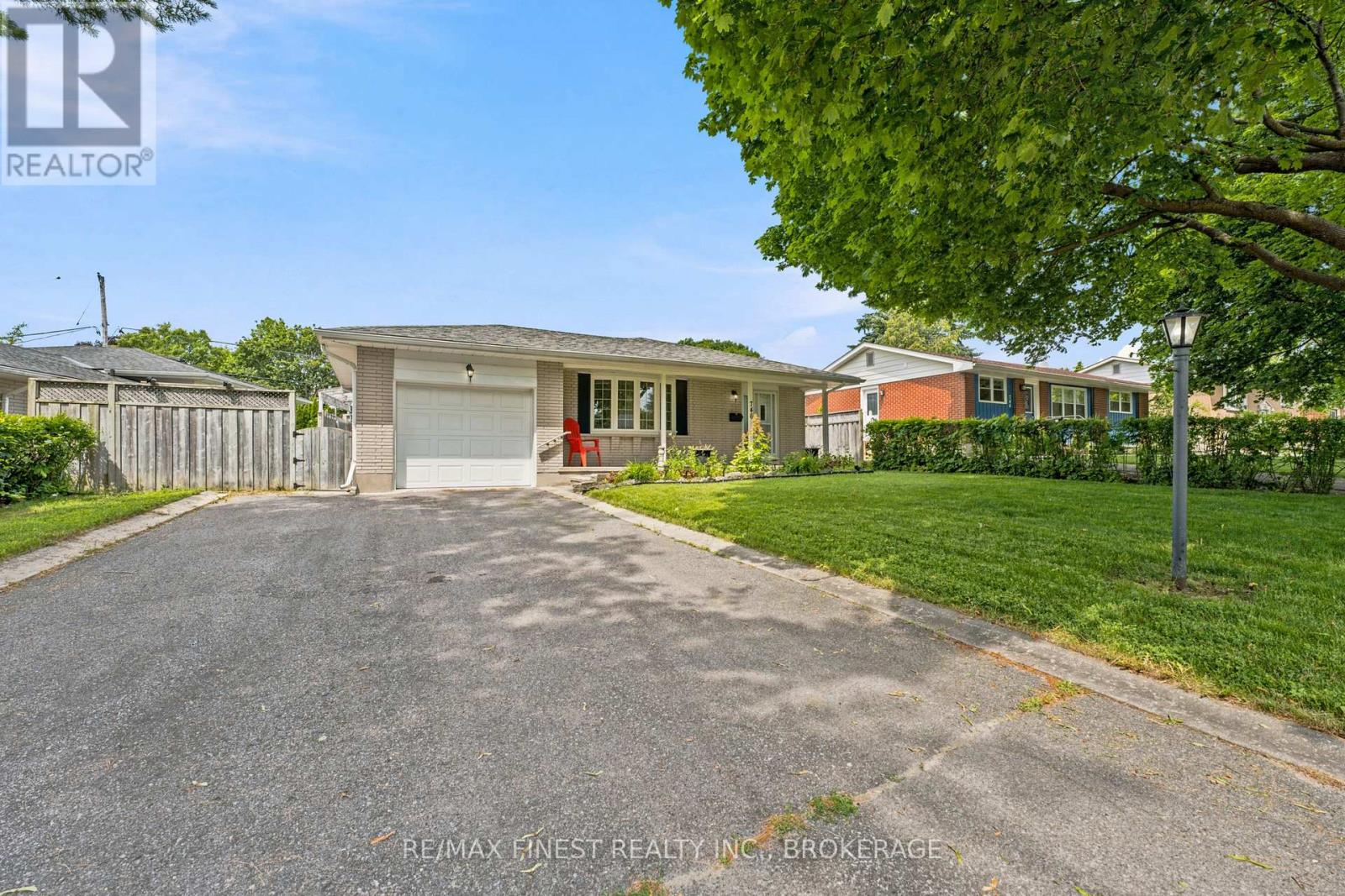 746 LAIDLAW CRESCENT