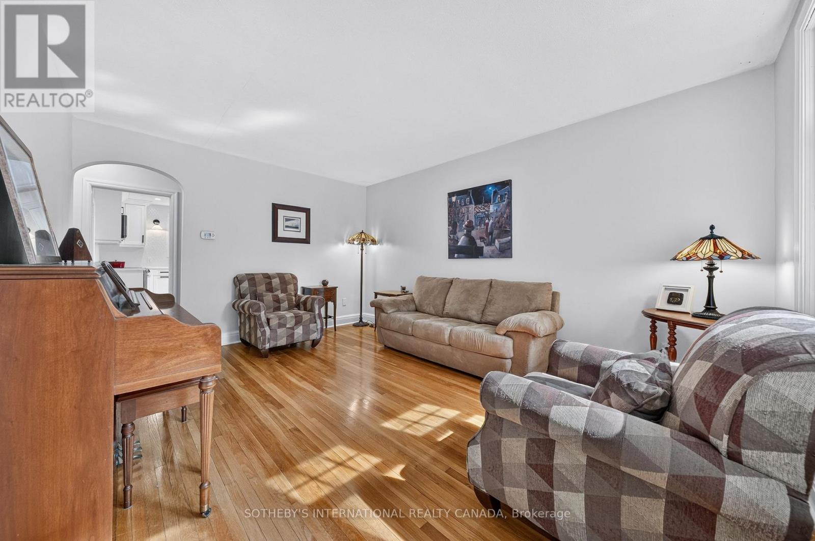 38 ROSLIN AVENUE S