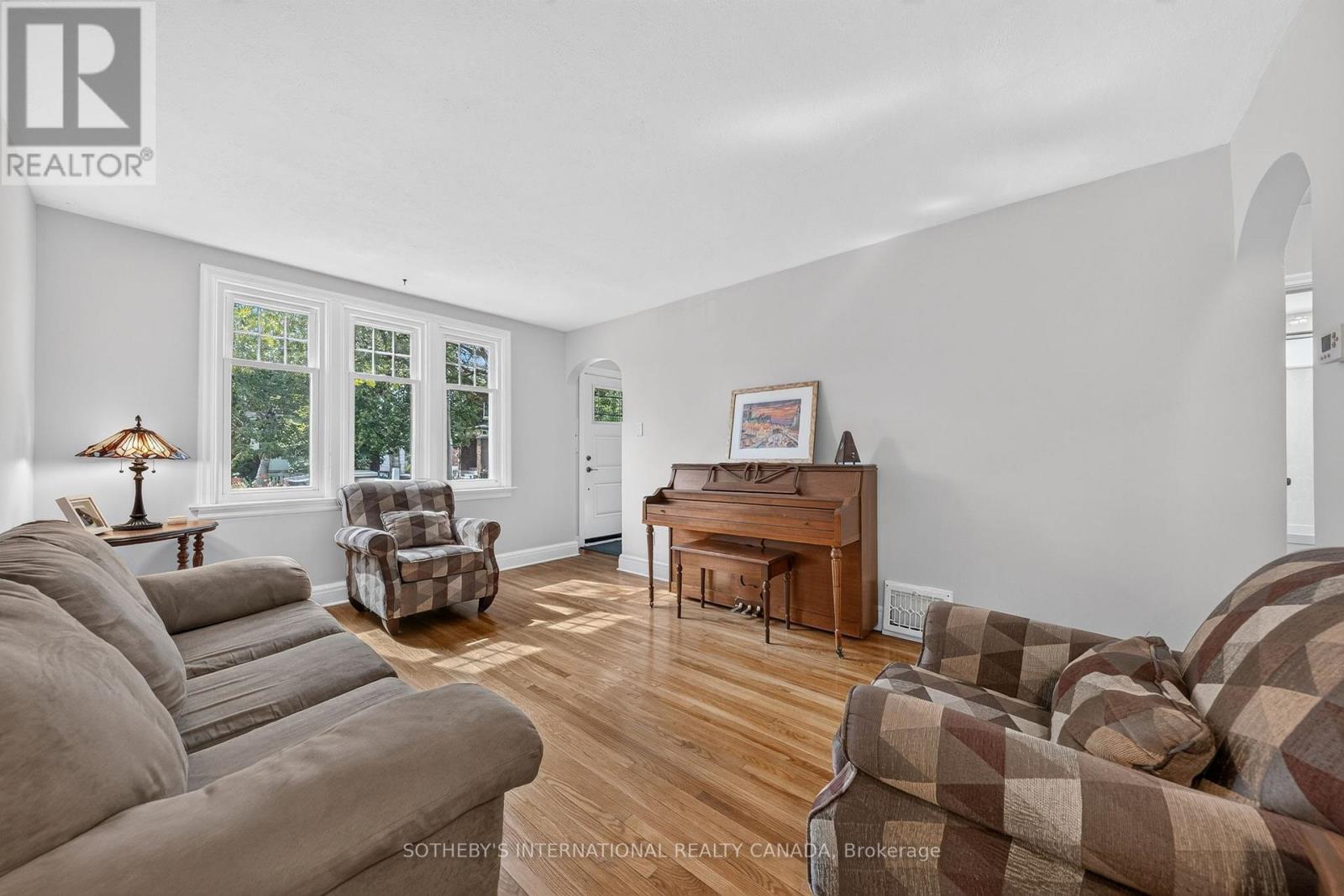 38 ROSLIN AVENUE S