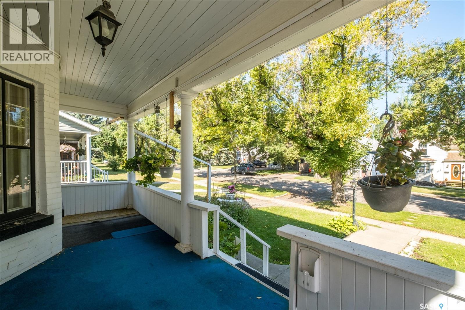 221 21st STREET W