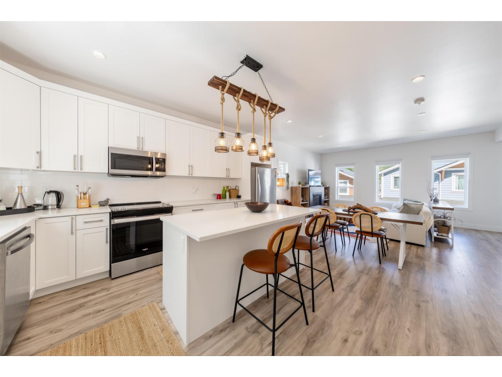 16 750 HOT SPRINGS ROAD, Harrison Hot Springs