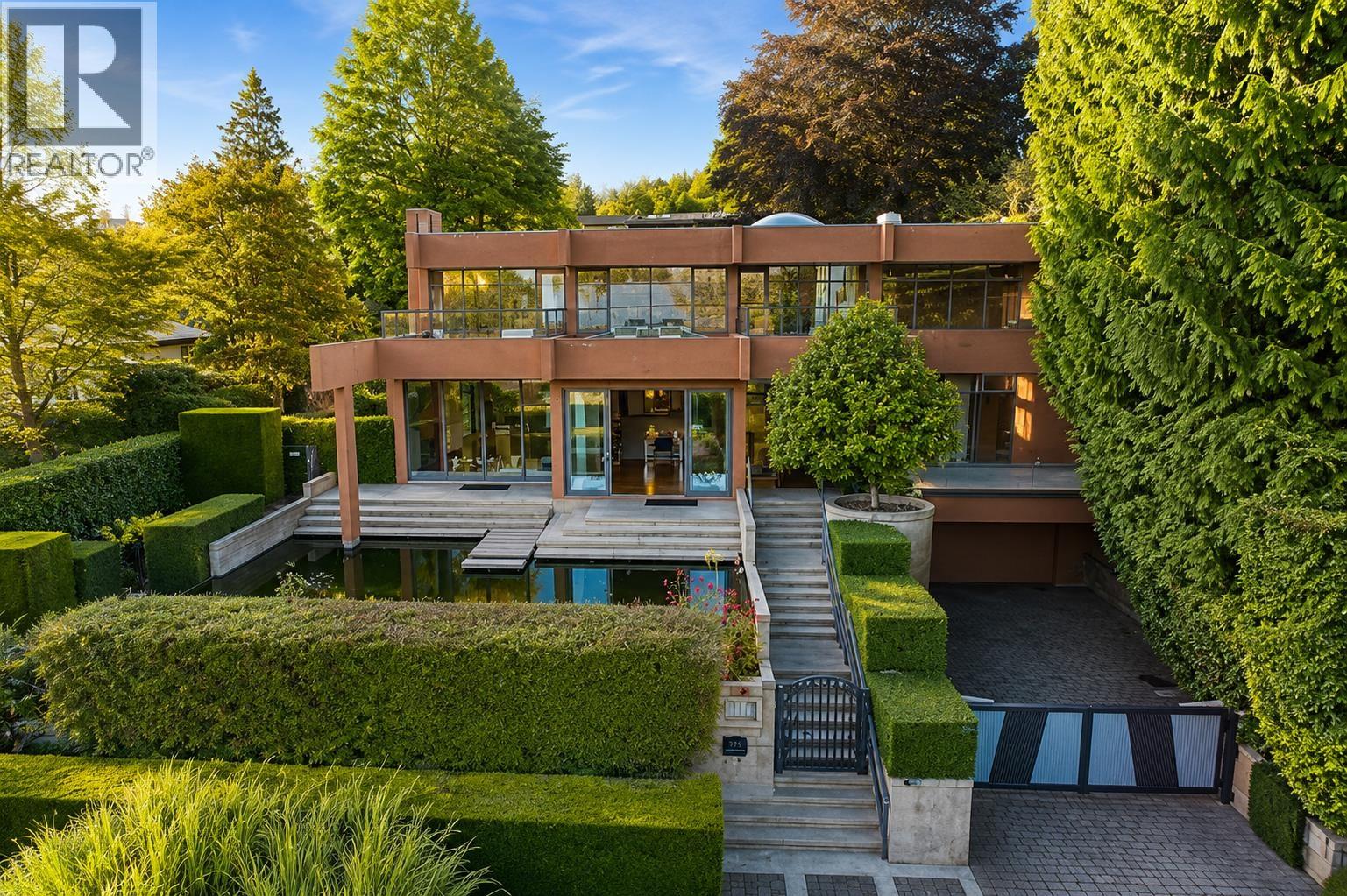 687 BEACHVIEW DRIVE