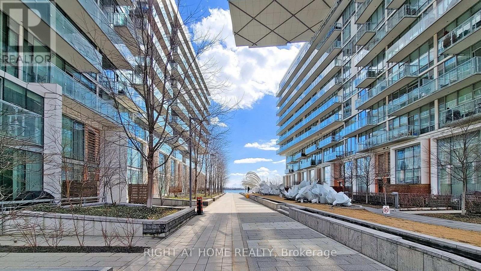 920 - 39 QUEENS QUAY E