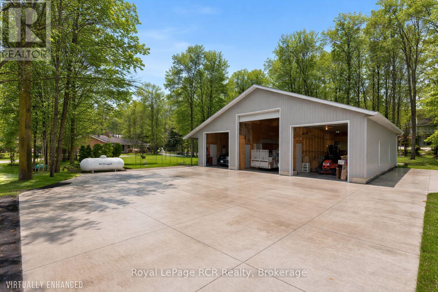 3 WOODLAND COURT
