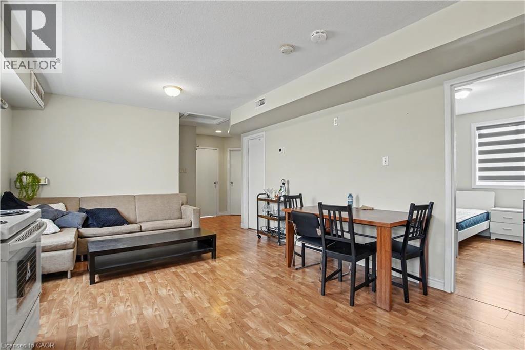16 COLUMBIA Street W